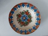 Farfurie veche de ceramica, blid de lut, Transilvania, decorat / pictat manual cu flori. model traditional, 22cm diametru