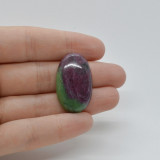 Cabochon rubin in zoisit 31x19x7mm c64