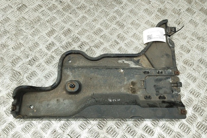 Scut motor dreapta spate VW PASSAT B8 3G2 2017 OEM: 3Q0825102A 27134476