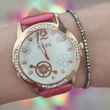 Cumpara ieftin Set ceas casual de dama cu bratara inclusa, mecanism quartz, display analog, bratara roz lacuita, inchidere catarama, Oem