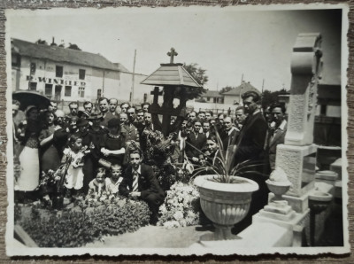 Manifestatie langa o troita, posibil Timisoara, reclama R. Winkler// fotografie foto