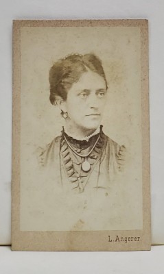 FOTOGRAF L. ANGERER , VIENA , DOAMNA CU MEDALION , FOTOGRAFIE TIP C.D.V. , SFARSITUL SEC. XIX foto