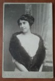 Fotografie pe carton, femeie cu sal de blana, sfarsit de secol XIX