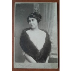 Fotografie pe carton, femeie cu sal de blana, sfarsit de secol XIX