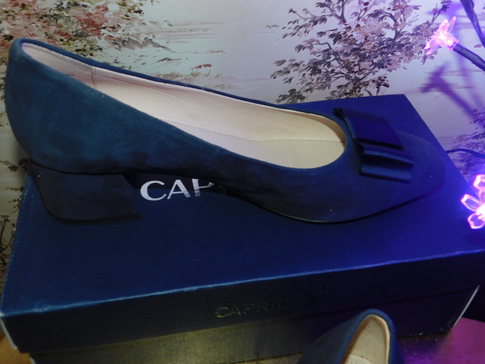 Pantofi noi brand CAPRICE , piele naturala nubuk , cutia originala , masura  41, Cu toc | Okazii.ro