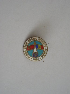 QW9 I 12 - Insigna - tematica cosmos - primul zbor cosmic sovieto-roman - 1981 foto
