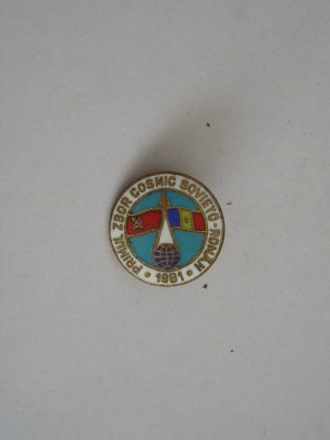 M3 I 12 - Insigna - tematica cosmos - primul zbor cosmic sovieto-roman - 1981 foto