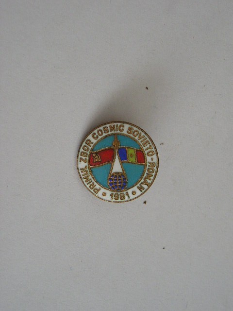 QW9 I 12 - Insigna - tematica cosmos - primul zbor cosmic sovieto-roman - 1981