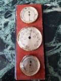Statie meteo (termo-baro-higrometru) pe suport de lemn, nefunctionala, pt. decor