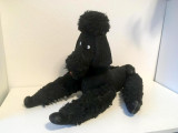 Caine pudel negru jucarie veche, vintage, plush special mohair, umplut cu paie