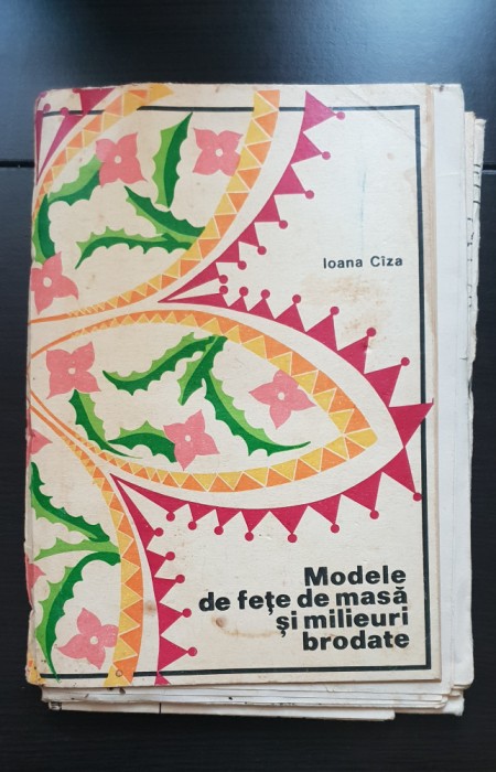 Modele de fețe de masă și milieuri brodate - Ioana C&icirc;za (set complet de planșe)