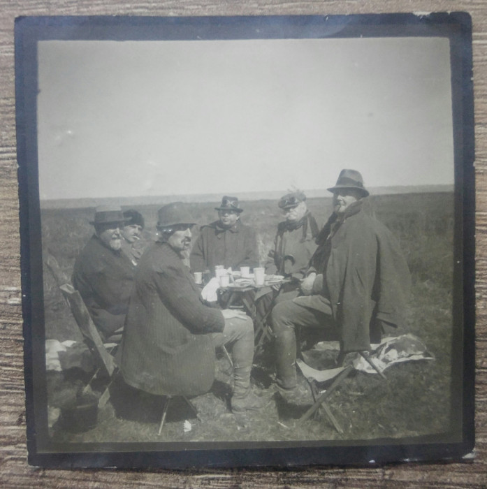 Vanatori romani luand masa, perioada interbelica// fotografie