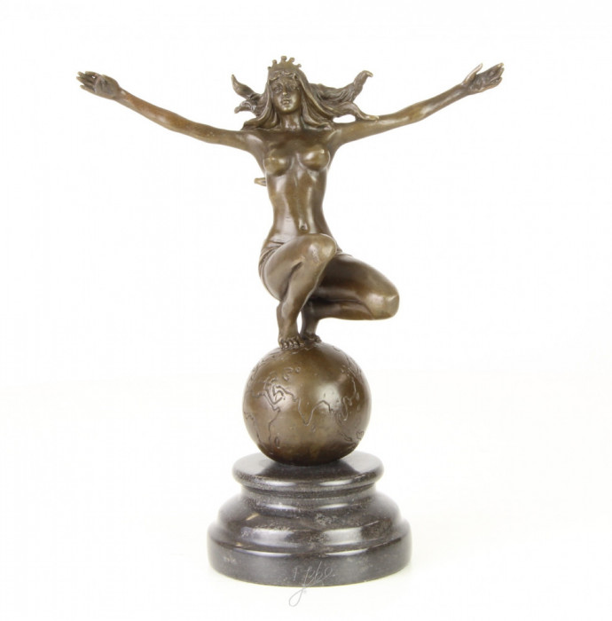 Femeie pe globul pamantesc- statueta din bronz pe soclu din marmura FA-30