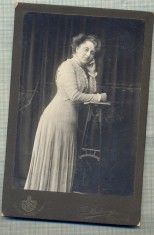 AB FOTO CABINET 183 - TANARA IN TINUTA DE EPOCA- ,,G. MAKSAY&amp;quot; GALATZ (GALATI) foto