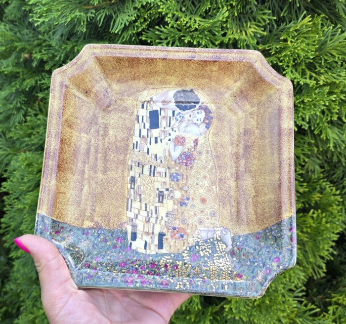 VECHI VAS DIN PORTELAN CU MODEL, GUSTAV KLIMT &quot;SARUTUL&quot;
