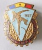 INSIGNA SPARTACHIADA TINERETULUI 1957 ARUNCAREA GREUTATII RPR (CITITI DESCRIEREA)