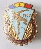 INSIGNA SPARTACHIADA TINERETULUI 1957 ARUNCAREA GREUTATII RPR (CITITI DESCRIEREA)