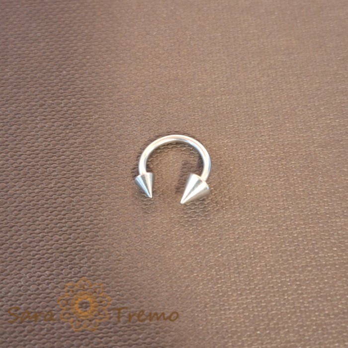Piercing Potcoava cu Design Asimetric din Titan