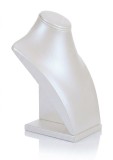 Cumpara ieftin Bust pentru Lanțuri și Pandantive &ndash; Satin Alb &ndash; 18x14.5 cm &ndash; Expozitor Bijuterii