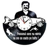 Ceas de Perete Decorativ &ldquo;The Big Catch &ndash; Fishing Life&rdquo;, din Disc Vinil Reciclat, Design Dinamic cu Pește și Undiță, Negru, Mecanism Silențios (Sweep)
