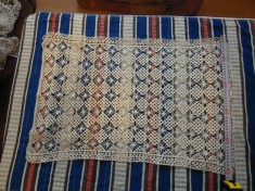 Macrame (mileu) de forma dreptunghiulara avand dimensiunea laturilor de 72x52 cm