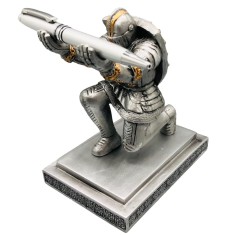 Suport decorativ pentru stilou in forma de cavaler medieval Knight Shield Soldier, L150 X l100 X h150 mm, Argintiu