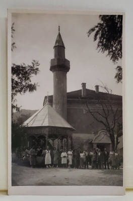 ADA KALEH , TURISTI POZAND LANGA MINARET , LA INTRAREA IN MOSCHEE , FOTOGRAFIE TIP CARTE POSTALA , 1935 foto