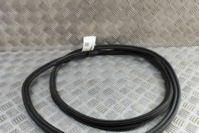 Garnitura ușă st&acirc;nga spate AUDI Q5 8R 2015 OEM: 8R0833721 | 31924897