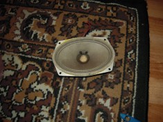 Difuzor care provine dintr-un radio mono Grundig 5 Ohm, 2W, dimensiunea 15x9.5 cm, diagonele intre gauri 13 cm