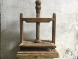arta / traditie / colectie - Veche presă din lemn realizată manual zona banatului sf&acirc;rsit de sec XIX inceput de sec XX !