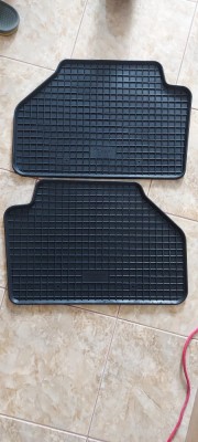 COVORASE BMW X3 SI X4 ,PENTRU SPATE, FIRMA RIGUM . SUNT NEFOLOSITE . 2 BUCATI. foto