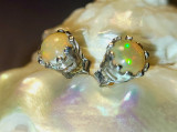 Superbi ! Cercei finuti radianți cu opale etiopiene naturale model stud !