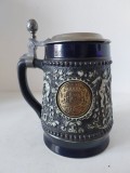 Halbă de bere KING 0,5L, ceramica cu medalioane matalice &ndash; militară bavareză JaboG 31, M&uuml;nchen &ndash; 2003