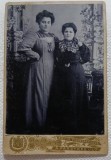 Fotografie tip CDV, Doua femei in rochii lungi, perioada interbelica