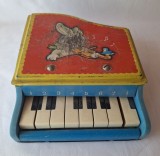 Pian din tabla litografiata - jucarie muzicala de colectie, veche, fabricata in anii 1970 - 1980