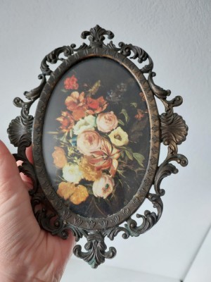 Tablou mic (21cm) in rama de bronz ovala, ornamentata, sticla convexa foto