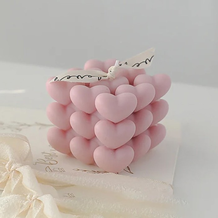 Lumanare Parfumata Decorativa, Model Abstract Cub din Inimioare, Lumanare pentru Diferite Ocazii, 6 x 5.5 cm, Aroma de Oregano si Narcise, Roz