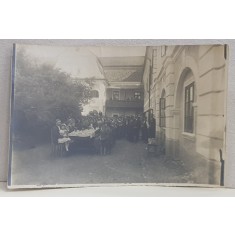 FOTOGRAFIE DE GRUP LA O MASA FESTIVA , IN CURTEA UNEI CASE DIN ARDEAL , FOTOGRAFIE MONOCROMA, PERIOADA INTERBELICA
