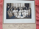 Fotografie pe carton, familie si prieteni cu mirii, 1935