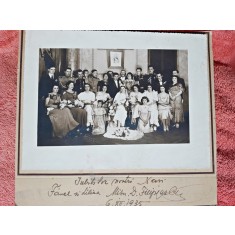 Fotografie pe carton, familie si prieteni cu mirii, 1935