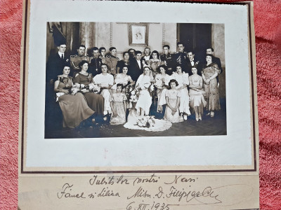 Fotografie pe carton, familie si prieteni cu mirii, 1935 foto