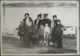 Anii 40, Foto ofiteri, doamne elegante, copii pe malul Dunarii 17 x 12 cm