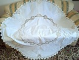 Fata de masa Vintage din In cu broderie manuala florala si insertii de dantela croset- ALB