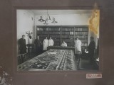 PROFESORI SI STUDENTE IN BIROU , LANGA BIBLIOTECA , FOTOGRAFIE DE G. MAKSAY , GALATI , MONOCROMA, PERIOADA INTERBELICA , PREZINTA O PATA IN COLTUL DIN