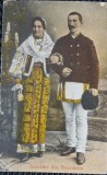 Fotografie tip Carte Postala, Barbat si femeie in costume populare romanesti, perioada interbelica