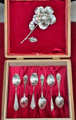 set 6 lingurite + ornament floral din argint in cutie vintage din lemn foto