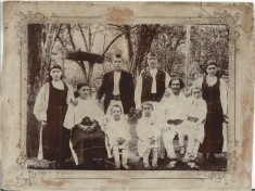 A3759N Familie de țărani rom&acirc;ni cu 7 copii, &icirc;n port popular, Transilvania, cca &icirc;nceputul secolului al XX-lea