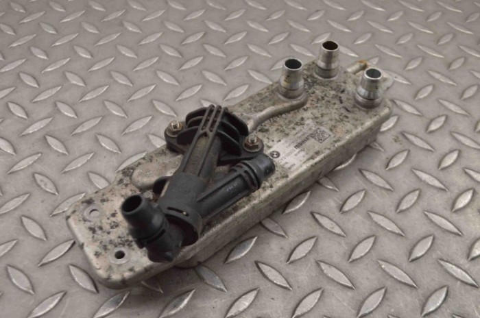 Răcitor de ulei BMW i8 I12 2015 OEM: 7640834