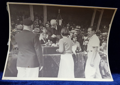 FESTIVITATEA DE PREMIERE LANGA TRIBUNA ACOPERITA , FOTOGRAFIE MONOCROMA , CU OCAZIA CEFERIADEI 1940 foto