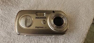 APARAT FOTO DIGITAL SAMSUNG DIGIMAX A4 . FUNCTIONEAZA CU 2 BATERII AAA SAU ACUMULATORI . foto